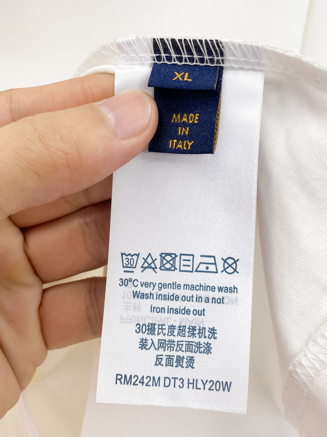P85 LV 新款短袖T桖衫 三标齐全 原版面料 原版订制辅料 官方同款 采用32S 260克紧密面料，定制 同缸染面料 手感非常舒服爽滑 版型挺阔有型 一线品牌代工厂出品 衣领罗纹采用进口纱线织造 久穿不变形 春夏最新款式 时尚又个性 超级百搭好看的一款 男女都非常合适 人手必备款 尺码：S-XXL