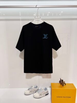 weigou_173534_0_aec8d10ede P85 Louis Vuitton/路易威登 高品质320克圆领短袖T恤 品牌经典 1V 驴家 重工后背彩色云朵☁万针🪡刺绣字母LOGO 2026ss早春官方同步 高版本 高品质 时尚个性 百搭潮流 纯原品质 原版面料 吊牌 领标 水洗麦 三标齐全 颜色: 黑色.白色. 尺码:S M L XL