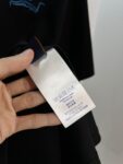 P85 Louis Vuitton/路易威登 高品质320克圆领短袖T恤 品牌经典 1V 驴家 重工后背彩色云朵☁万针🪡刺绣字母LOGO 2026ss早春官方同步 高版本 高品质 时尚个性 百搭潮流 纯原品质 原版面料 吊牌 领标 水洗麦 三标齐全 颜色: 黑色.白色. 尺码：S M L XL