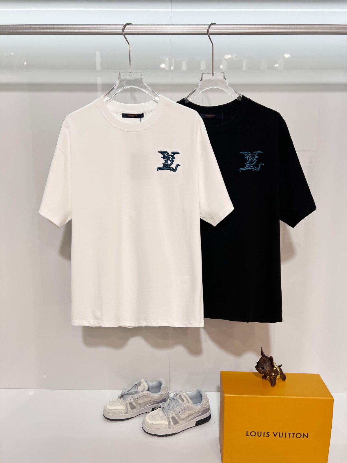 P85 Louis Vuitton/路易威登 高品质320克圆领短袖T恤 品牌经典 1V 驴家 重工后背彩色云朵☁万针🪡刺绣字母LOGO 2026ss早春官方同步 高版本 高品质 时尚个性 百搭潮流 纯原品质 原版面料 吊牌 领标 水洗麦 三标齐全 颜色: 黑色.白色. 尺码：S M L XL