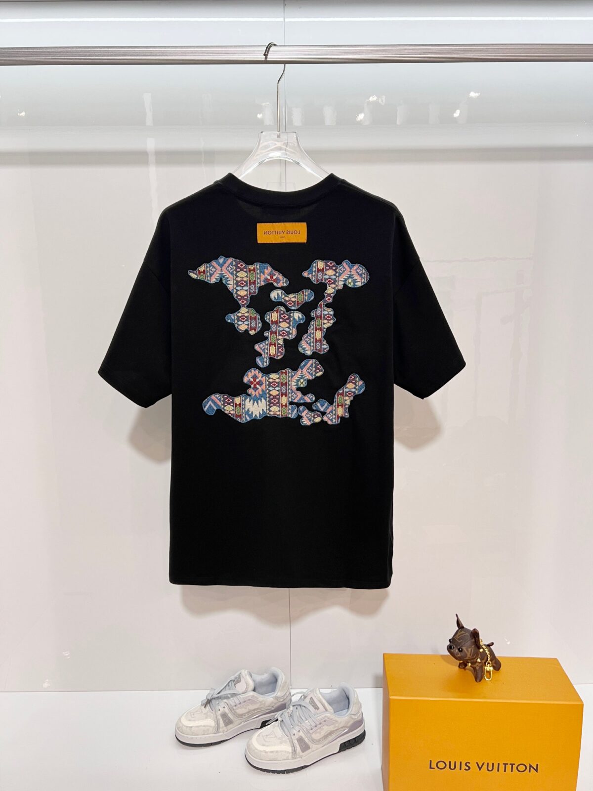 P85 Louis Vuitton/路易威登 高品质320克圆领短袖T恤 品牌经典 1V 驴家 重工后背彩色云朵☁万针🪡刺绣字母LOGO 2026ss早春官方同步 高版本 高品质 时尚个性 百搭潮流 纯原品质 原版面料 吊牌 领标 水洗麦 三标齐全 颜色: 黑色.白色. 尺码：S M L XL