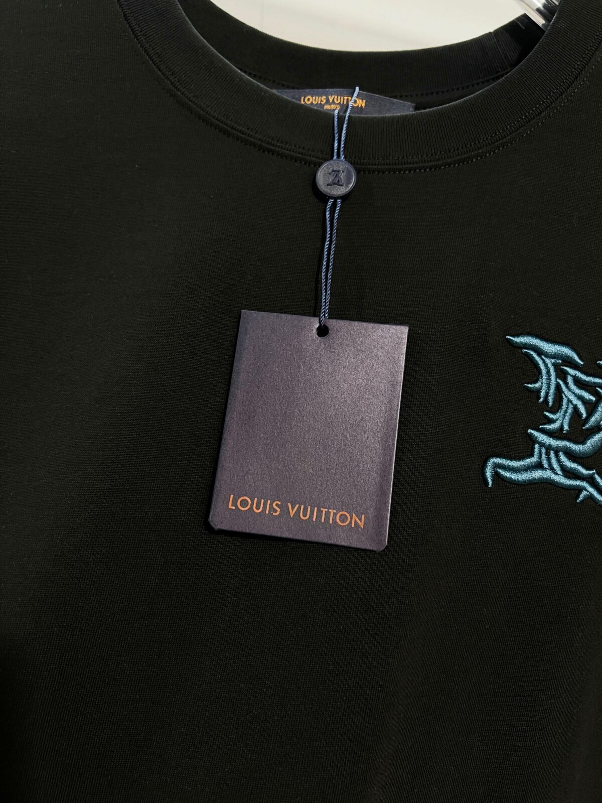 P85 Louis Vuitton/路易威登 高品质320克圆领短袖T恤 品牌经典 1V 驴家 重工后背彩色云朵☁万针🪡刺绣字母LOGO 2026ss早春官方同步 高版本 高品质 时尚个性 百搭潮流 纯原品质 原版面料 吊牌 领标 水洗麦 三标齐全 颜色: 黑色.白色. 尺码：S M L XL