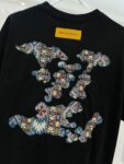 P85 Louis Vuitton/路易威登 高品质320克圆领短袖T恤 品牌经典 1V 驴家 重工后背彩色云朵☁万针🪡刺绣字母LOGO 2026ss早春官方同步 高版本 高品质 时尚个性 百搭潮流 纯原品质 原版面料 吊牌 领标 水洗麦 三标齐全 颜色: 黑色.白色. 尺码：S M L XL