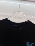 P85 Louis Vuitton/路易威登 高品质320克圆领短袖T恤 品牌经典 1V 驴家 重工后背彩色云朵☁万针🪡刺绣字母LOGO 2026ss早春官方同步 高版本 高品质 时尚个性 百搭潮流 纯原品质 原版面料 吊牌 领标 水洗麦 三标齐全 颜色: 黑色.白色. 尺码：S M L XL