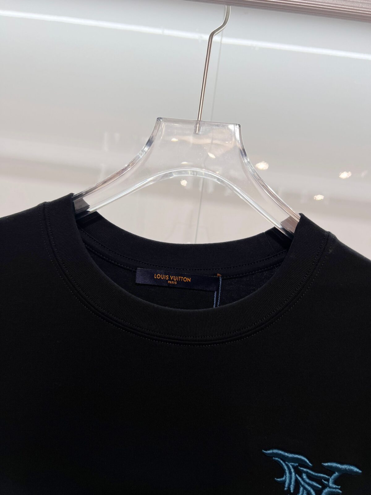 P85 Louis Vuitton/路易威登 高品质320克圆领短袖T恤 品牌经典 1V 驴家 重工后背彩色云朵☁万针🪡刺绣字母LOGO 2026ss早春官方同步 高版本 高品质 时尚个性 百搭潮流 纯原品质 原版面料 吊牌 领标 水洗麦 三标齐全 颜色: 黑色.白色. 尺码：S M L XL