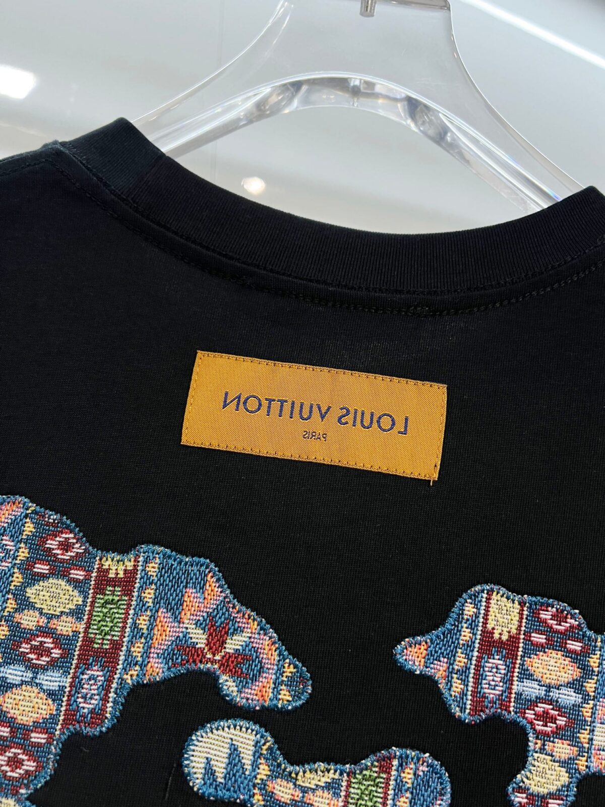 P85 Louis Vuitton/路易威登 高品质320克圆领短袖T恤 品牌经典 1V 驴家 重工后背彩色云朵☁万针🪡刺绣字母LOGO 2026ss早春官方同步 高版本 高品质 时尚个性 百搭潮流 纯原品质 原版面料 吊牌 领标 水洗麦 三标齐全 颜色: 黑色.白色. 尺码：S M L XL