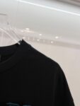 P85 Louis Vuitton/路易威登 高品质320克圆领短袖T恤 品牌经典 1V 驴家 重工后背彩色云朵☁万针🪡刺绣字母LOGO 2026ss早春官方同步 高版本 高品质 时尚个性 百搭潮流 纯原品质 原版面料 吊牌 领标 水洗麦 三标齐全 颜色: 黑色.白色. 尺码：S M L XL