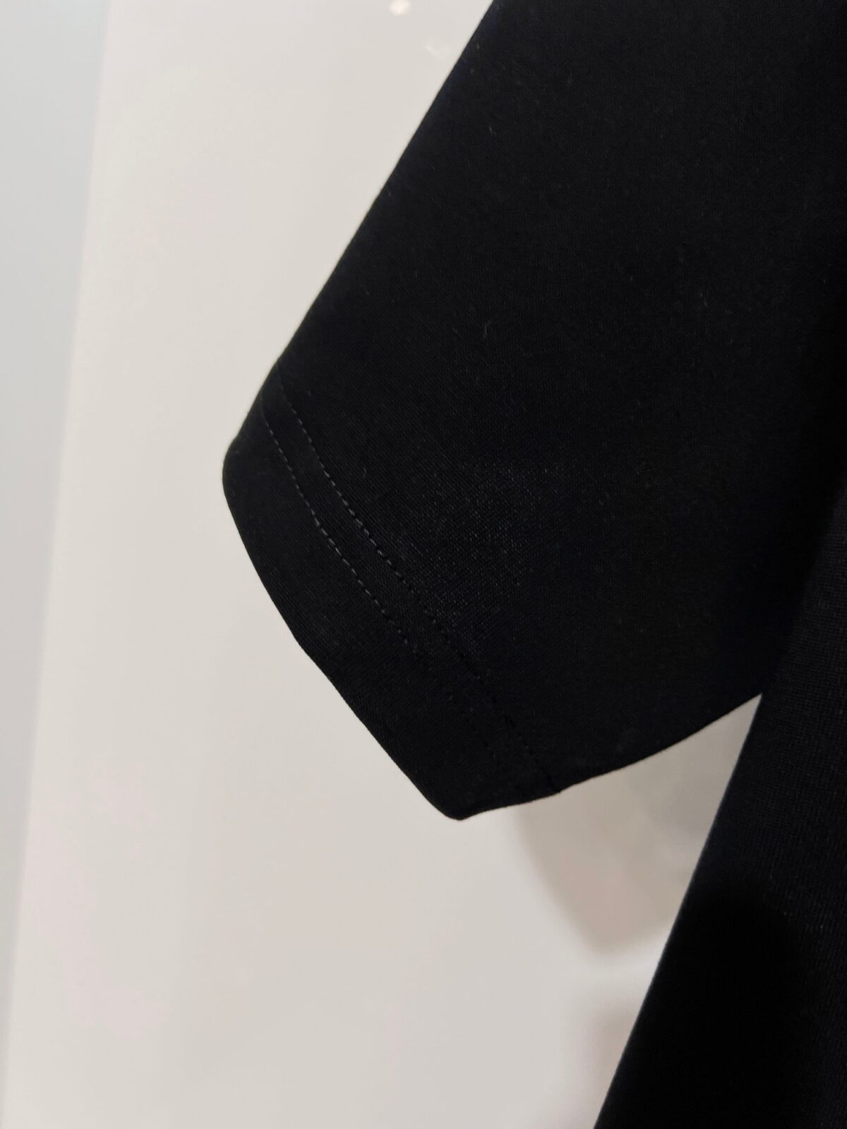 P85 Louis Vuitton/路易威登 高品质320克圆领短袖T恤 品牌经典 1V 驴家 重工后背彩色云朵☁万针🪡刺绣字母LOGO 2026ss早春官方同步 高版本 高品质 时尚个性 百搭潮流 纯原品质 原版面料 吊牌 领标 水洗麦 三标齐全 颜色: 黑色.白色. 尺码：S M L XL