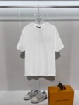 weigou_173553_0_16c023747e P85 Louis Vuitton/路易威登 高品质320克圆领短袖T恤 品牌经典 1V 驴家 纯色三叶草☘重工凹凸立体刺绣字母LOGO 男女同款 2026ss早春官方同步 高版本 高品质 时尚个性 百搭潮流 纯原品质 原版面料 吊牌 领标 水洗麦 三标齐全 颜色: 黑色.白色. 尺码:S M L XL