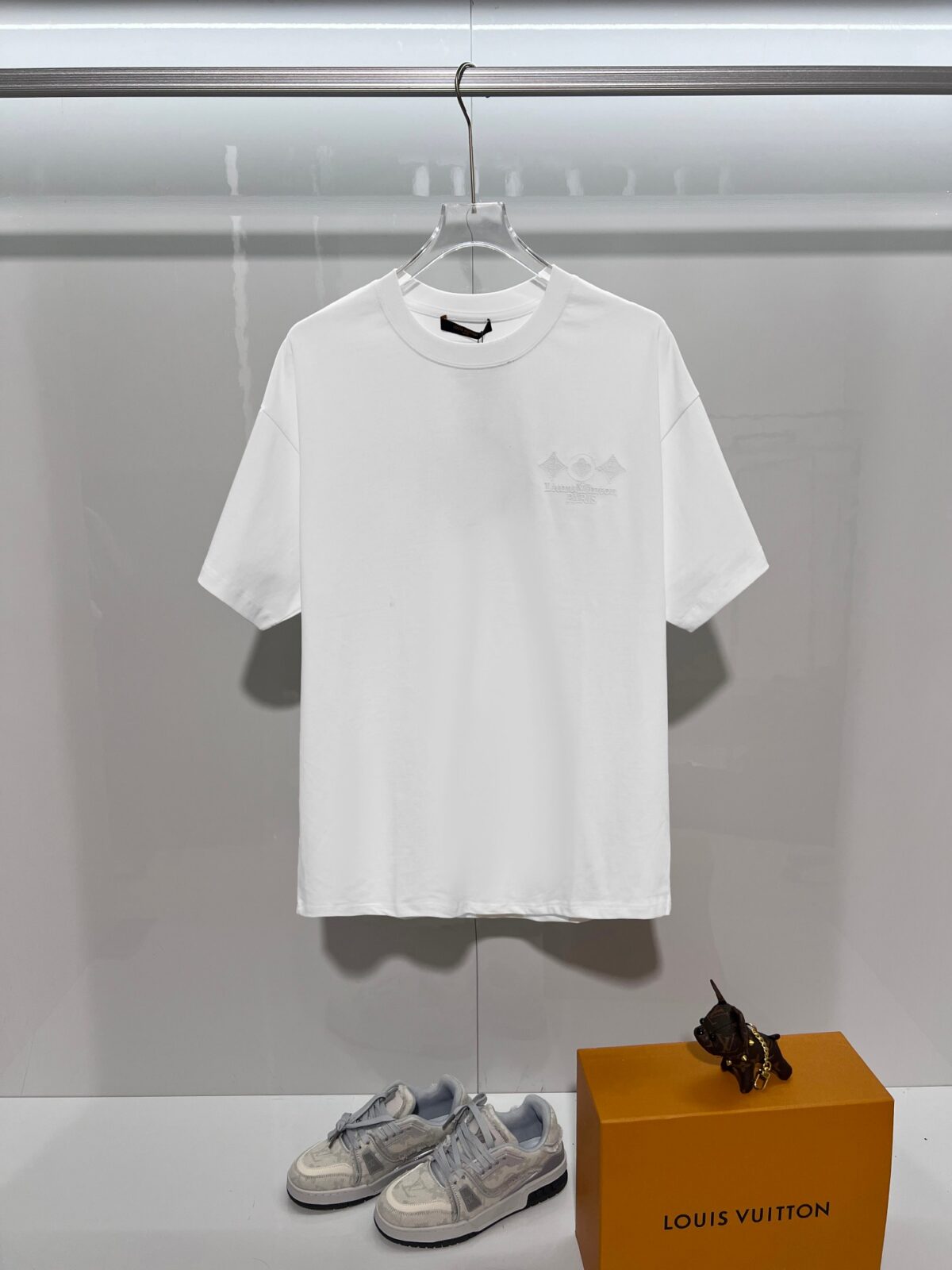 weigou_173553_0_16c023747e P85 Louis Vuitton/路易威登 高品质320克圆领短袖T恤 品牌经典 1V 驴家 纯色三叶草☘重工凹凸立体刺绣字母LOGO 男女同款 2026ss早春官方同步 高版本 高品质 时尚个性 百搭潮流 纯原品质 原版面料 吊牌 领标 水洗麦 三标齐全 颜色: 黑色.白色. 尺码:S M L XL