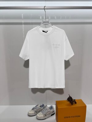 weigou_173553_0_16c023747e P85 Louis Vuitton/路易威登 高品质320克圆领短袖T恤 品牌经典 1V 驴家 纯色三叶草☘重工凹凸立体刺绣字母LOGO 男女同款 2026ss早春官方同步 高版本 高品质 时尚个性 百搭潮流 纯原品质 原版面料 吊牌 领标 水洗麦 三标齐全 颜色: 黑色.白色. 尺码:S M L XL