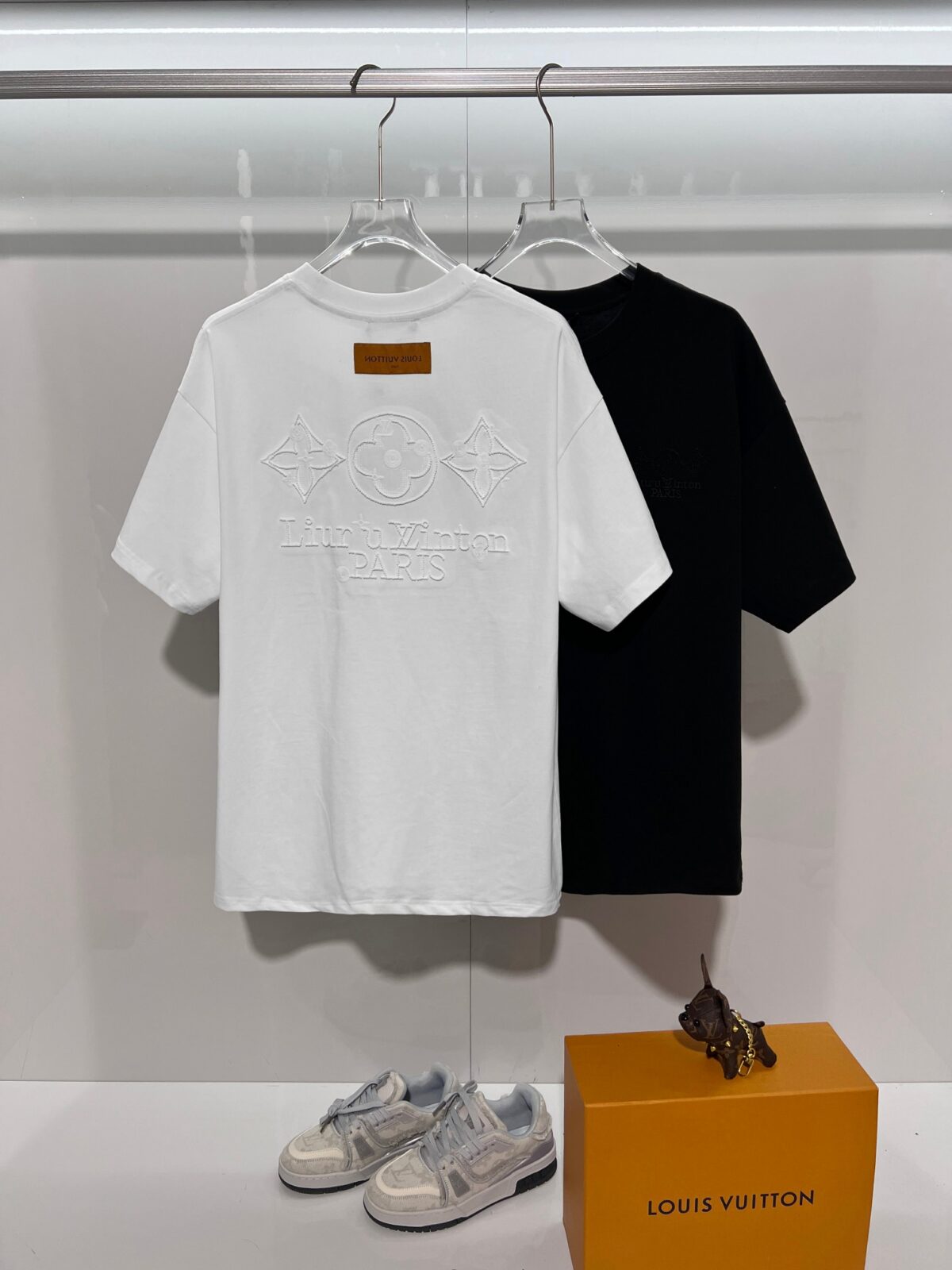 weigou_173553_11_3d3596c975 P85 Louis Vuitton/路易威登 高品质320克圆领短袖T恤 品牌经典 1V 驴家 纯色三叶草☘重工凹凸立体刺绣字母LOGO 男女同款 2026ss早春官方同步 高版本 高品质 时尚个性 百搭潮流 纯原品质 原版面料 吊牌 领标 水洗麦 三标齐全 颜色: 黑色.白色. 尺码:S M L XL