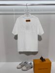 weigou_173553_1_ceb3e42f25 P85 Louis Vuitton/路易威登 高品质320克圆领短袖T恤 品牌经典 1V 驴家 纯色三叶草☘重工凹凸立体刺绣字母LOGO 男女同款 2026ss早春官方同步 高版本 高品质 时尚个性 百搭潮流 纯原品质 原版面料 吊牌 领标 水洗麦 三标齐全 颜色: 黑色.白色. 尺码:S M L XL