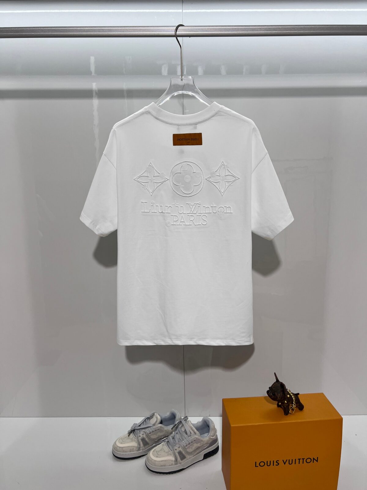 weigou_173553_1_ceb3e42f25 P85 Louis Vuitton/路易威登 高品质320克圆领短袖T恤 品牌经典 1V 驴家 纯色三叶草☘重工凹凸立体刺绣字母LOGO 男女同款 2026ss早春官方同步 高版本 高品质 时尚个性 百搭潮流 纯原品质 原版面料 吊牌 领标 水洗麦 三标齐全 颜色: 黑色.白色. 尺码:S M L XL