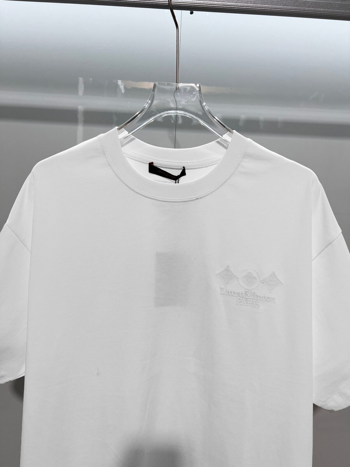 weigou_173553_2_27e514902f P85 Louis Vuitton/路易威登 高品质320克圆领短袖T恤 品牌经典 1V 驴家 纯色三叶草☘重工凹凸立体刺绣字母LOGO 男女同款 2026ss早春官方同步 高版本 高品质 时尚个性 百搭潮流 纯原品质 原版面料 吊牌 领标 水洗麦 三标齐全 颜色: 黑色.白色. 尺码:S M L XL