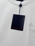 weigou_173553_3_df1bc80108 P85 Louis Vuitton/路易威登 高品质320克圆领短袖T恤 品牌经典 1V 驴家 纯色三叶草☘重工凹凸立体刺绣字母LOGO 男女同款 2026ss早春官方同步 高版本 高品质 时尚个性 百搭潮流 纯原品质 原版面料 吊牌 领标 水洗麦 三标齐全 颜色: 黑色.白色. 尺码:S M L XL