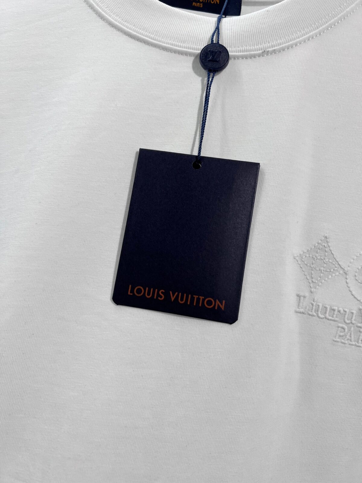 weigou_173553_3_df1bc80108 P85 Louis Vuitton/路易威登 高品质320克圆领短袖T恤 品牌经典 1V 驴家 纯色三叶草☘重工凹凸立体刺绣字母LOGO 男女同款 2026ss早春官方同步 高版本 高品质 时尚个性 百搭潮流 纯原品质 原版面料 吊牌 领标 水洗麦 三标齐全 颜色: 黑色.白色. 尺码:S M L XL
