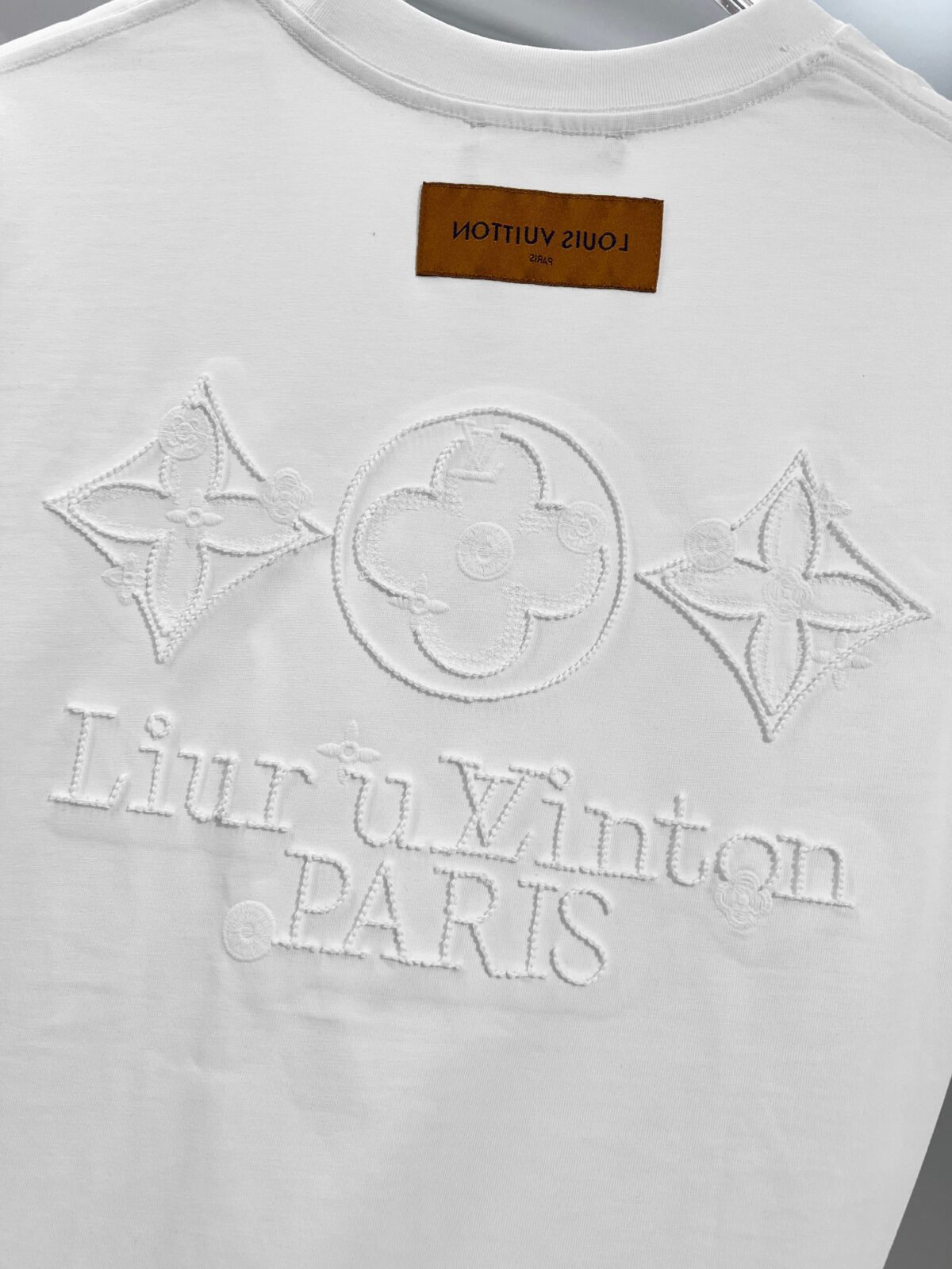 weigou_173553_5_6b331f18f1 P85 Louis Vuitton/路易威登 高品质320克圆领短袖T恤 品牌经典 1V 驴家 纯色三叶草☘重工凹凸立体刺绣字母LOGO 男女同款 2026ss早春官方同步 高版本 高品质 时尚个性 百搭潮流 纯原品质 原版面料 吊牌 领标 水洗麦 三标齐全 颜色: 黑色.白色. 尺码:S M L XL