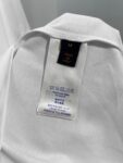 weigou_173553_9_1ec9030c57 P85 Louis Vuitton/路易威登 高品质320克圆领短袖T恤 品牌经典 1V 驴家 纯色三叶草☘重工凹凸立体刺绣字母LOGO 男女同款 2026ss早春官方同步 高版本 高品质 时尚个性 百搭潮流 纯原品质 原版面料 吊牌 领标 水洗麦 三标齐全 颜色: 黑色.白色. 尺码:S M L XL