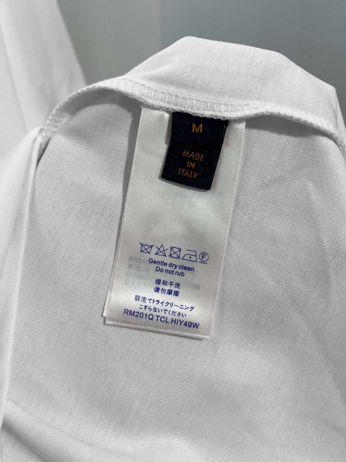 weigou_173553_9_1ec9030c57 P85 Louis Vuitton/路易威登 高品质320克圆领短袖T恤 品牌经典 1V 驴家 纯色三叶草☘重工凹凸立体刺绣字母LOGO 男女同款 2026ss早春官方同步 高版本 高品质 时尚个性 百搭潮流 纯原品质 原版面料 吊牌 领标 水洗麦 三标齐全 颜色: 黑色.白色. 尺码:S M L XL