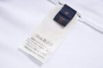 P85 2024新款 前后蓝花毛织短袖 原版内部价8850 购入毛料：选用100%全精梳棉纱纱线，从工艺上来说，精梳棉在制作的过程中会清理出多余的杂质，让织出来的物品看起来比较光滑和高档；相对应纯棉来说，精梳棉不易起毛和起球；纯棉的衣服固然很好，但是有很多人棉质的虽然也不易起球，但是容易缩水和变形；精梳棉的面料相对于纯棉的面料来说，他们都具有穿着舒服、透气等效果，但精梳棉面料的质感、耐洗、耐变形和耐穿度都要比纯棉高出不少，且精梳棉面料质地比一般纯棉质地要细致，纱线单价高的同时，品质更高。 织片采用 价值47W一台的德国进口斯托尔14针超细机器 进行编织，参照原版单边局部网底挂毛组织进行平行均速编织，每件耗时270分钟，编织时由16把沙嘴来回交替进行编织，单单一块前服挂毛编织行数就高达6352行，刚织出的衣片结头巨多，需要纯手工挑线，打结头检验，抽查后才能进行缝挑，洗水，纯手工订原版主标，洗水唛，细节到洗标高度，针法，最后烫衣，总查后才可进行包装出货；不会像那些普通电脑横机织出来，为了效率赶货，速度开到极限，织出来的衣片针路大小不一、走字码、花片情况。 码数：XS S M L08/15