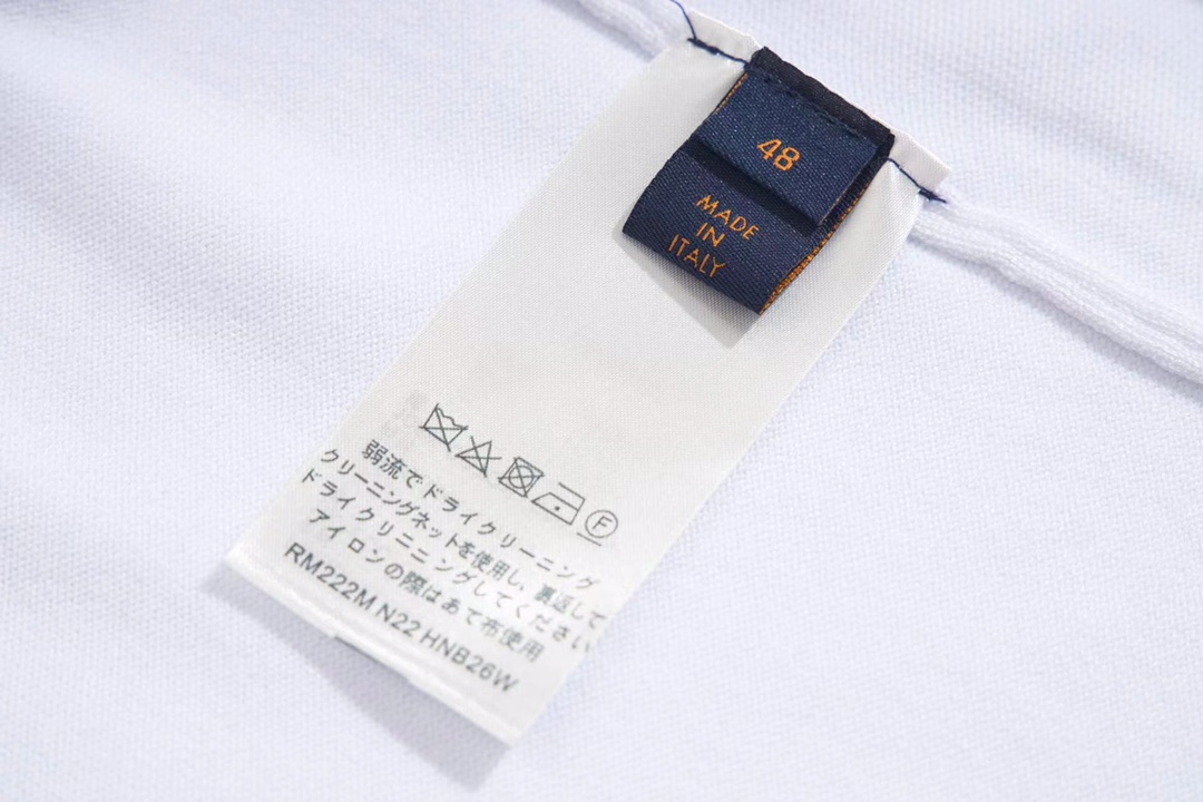 P85 2024新款 前后蓝花毛织短袖 原版内部价8850 购入毛料：选用100%全精梳棉纱纱线，从工艺上来说，精梳棉在制作的过程中会清理出多余的杂质，让织出来的物品看起来比较光滑和高档；相对应纯棉来说，精梳棉不易起毛和起球；纯棉的衣服固然很好，但是有很多人棉质的虽然也不易起球，但是容易缩水和变形；精梳棉的面料相对于纯棉的面料来说，他们都具有穿着舒服、透气等效果，但精梳棉面料的质感、耐洗、耐变形和耐穿度都要比纯棉高出不少，且精梳棉面料质地比一般纯棉质地要细致，纱线单价高的同时，品质更高。 织片采用 价值47W一台的德国进口斯托尔14针超细机器 进行编织，参照原版单边局部网底挂毛组织进行平行均速编织，每件耗时270分钟，编织时由16把沙嘴来回交替进行编织，单单一块前服挂毛编织行数就高达6352行，刚织出的衣片结头巨多，需要纯手工挑线，打结头检验，抽查后才能进行缝挑，洗水，纯手工订原版主标，洗水唛，细节到洗标高度，针法，最后烫衣，总查后才可进行包装出货；不会像那些普通电脑横机织出来，为了效率赶货，速度开到极限，织出来的衣片针路大小不一、走字码、花片情况。 码数：XS S M L08/15