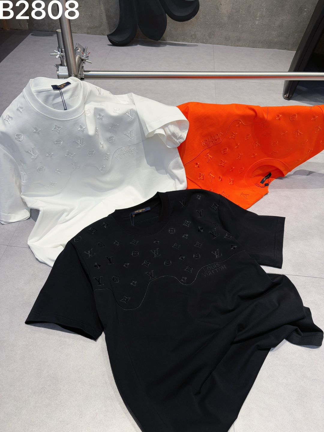weigou_173602_6_60410ba631 P85 高品质 LV 26ss新款刺绣工艺logo字母短袖 重工艺 面料- 采用270克双股精梳棉面料.索罗纳螺纹订织订染国标一级面料 辅料:官网原版三标logo 尺码: S - XXL 颜色:白色 黑色 橙色