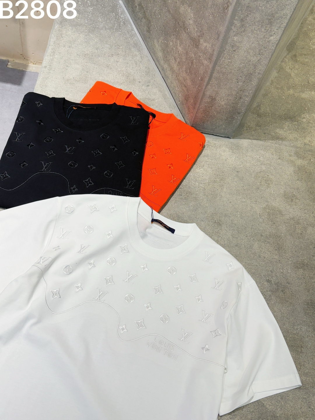 weigou_173602_8_436cba1a98 P85 高品质 LV 26ss新款刺绣工艺logo字母短袖 重工艺 面料- 采用270克双股精梳棉面料.索罗纳螺纹订织订染国标一级面料 辅料:官网原版三标logo 尺码: S - XXL 颜色:白色 黑色 橙色