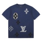 P85 「12 针提花版本」 LOUIS VUITTON*路易威登 【LV 四叶草字母嵌花针织短袖】 以大logo品牌标识做为点缀。成衣洗水-固色-固定版型。 短袖圆领衫为棉质混纺衣身渲染浓郁色调，并点缀嵌花图案。 版型还原原单 最大码数可穿210斤 宽松舒适无压力，品质拉满 实打实好货 。 上身简约易搭 ootd必备款 好看的衣服从不挑人 情侣衣柜必入推荐 尺码：XS-L 颜色：蓝色