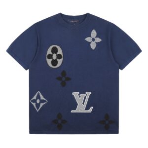 P85 「12 针提花版本」 LOUIS VUITTON*路易威登 【LV 四叶草字母嵌花针织短袖】 以大logo品牌标识做为点缀。成衣洗水-固色-固定版型。 短袖圆领衫为棉质混纺衣身渲染浓郁色调，并点缀嵌花图案。 版型还原原单 最大码数可穿210斤 宽松舒适无压力，品质拉满 实打实好货 。 上身简约易搭 ootd必备款 好看的衣服从不挑人 情侣衣柜必入推荐 尺码：XS-L 颜色：蓝色