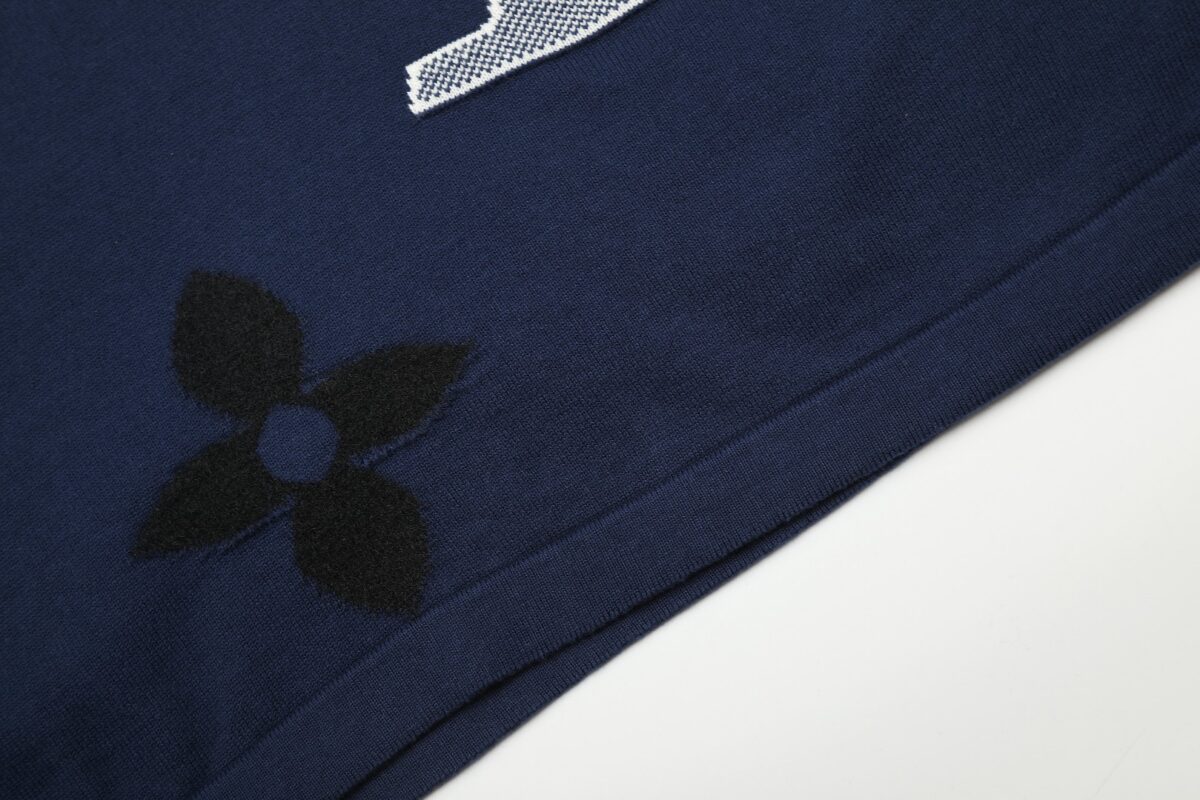 P85 「12 针提花版本」 LOUIS VUITTON*路易威登 【LV 四叶草字母嵌花针织短袖】 以大logo品牌标识做为点缀。成衣洗水-固色-固定版型。 短袖圆领衫为棉质混纺衣身渲染浓郁色调，并点缀嵌花图案。 版型还原原单 最大码数可穿210斤 宽松舒适无压力，品质拉满 实打实好货 。 上身简约易搭 ootd必备款 好看的衣服从不挑人 情侣衣柜必入推荐 尺码：XS-L 颜色：蓝色