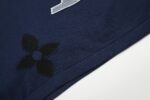 P85 「12 针提花版本」 LOUIS VUITTON*路易威登 【LV 四叶草字母嵌花针织短袖】 以大logo品牌标识做为点缀。成衣洗水-固色-固定版型。 短袖圆领衫为棉质混纺衣身渲染浓郁色调，并点缀嵌花图案。 版型还原原单 最大码数可穿210斤 宽松舒适无压力，品质拉满 实打实好货 。 上身简约易搭 ootd必备款 好看的衣服从不挑人 情侣衣柜必入推荐 尺码：XS-L 颜色：蓝色