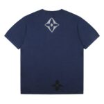 P85 「12 针提花版本」 LOUIS VUITTON*路易威登 【LV 四叶草字母嵌花针织短袖】 以大logo品牌标识做为点缀。成衣洗水-固色-固定版型。 短袖圆领衫为棉质混纺衣身渲染浓郁色调，并点缀嵌花图案。 版型还原原单 最大码数可穿210斤 宽松舒适无压力，品质拉满 实打实好货 。 上身简约易搭 ootd必备款 好看的衣服从不挑人 情侣衣柜必入推荐 尺码：XS-L 颜色：蓝色