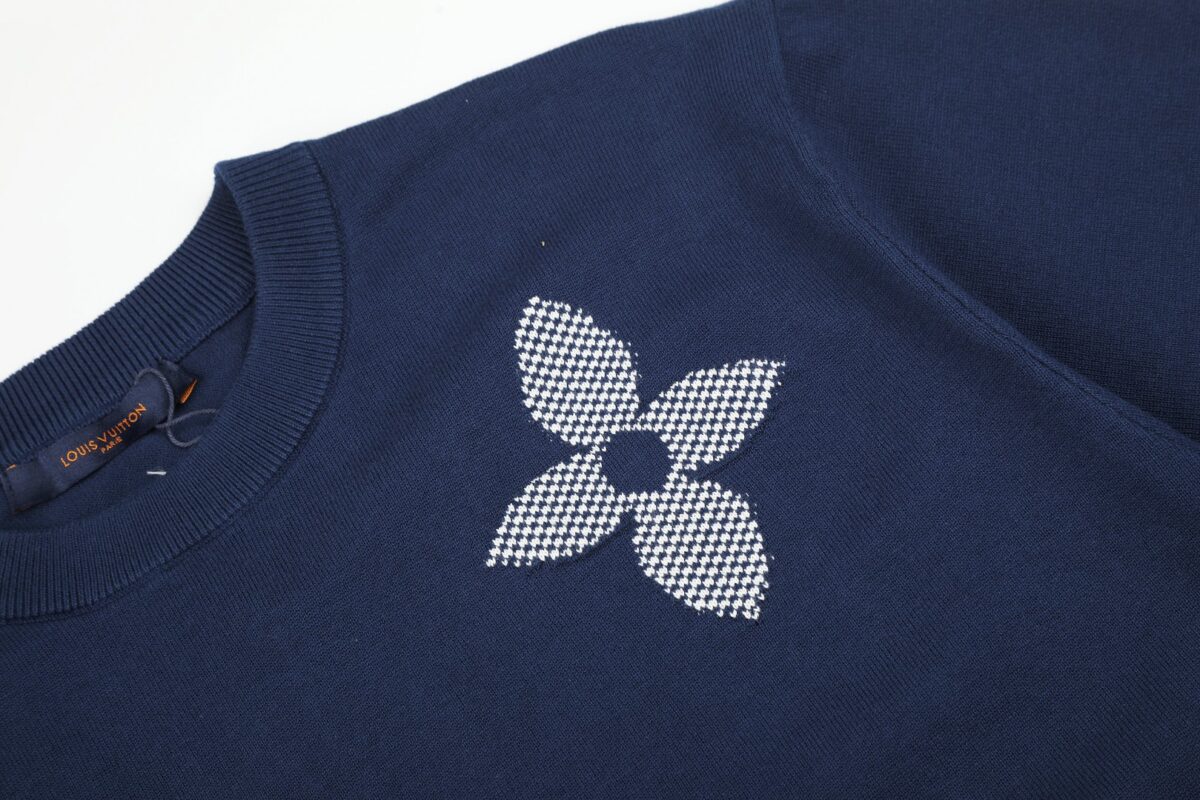 P85 「12 针提花版本」 LOUIS VUITTON*路易威登 【LV 四叶草字母嵌花针织短袖】 以大logo品牌标识做为点缀。成衣洗水-固色-固定版型。 短袖圆领衫为棉质混纺衣身渲染浓郁色调，并点缀嵌花图案。 版型还原原单 最大码数可穿210斤 宽松舒适无压力，品质拉满 实打实好货 。 上身简约易搭 ootd必备款 好看的衣服从不挑人 情侣衣柜必入推荐 尺码：XS-L 颜色：蓝色