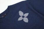 P85 「12 针提花版本」 LOUIS VUITTON*路易威登 【LV 四叶草字母嵌花针织短袖】 以大logo品牌标识做为点缀。成衣洗水-固色-固定版型。 短袖圆领衫为棉质混纺衣身渲染浓郁色调，并点缀嵌花图案。 版型还原原单 最大码数可穿210斤 宽松舒适无压力，品质拉满 实打实好货 。 上身简约易搭 ootd必备款 好看的衣服从不挑人 情侣衣柜必入推荐 尺码：XS-L 颜色：蓝色