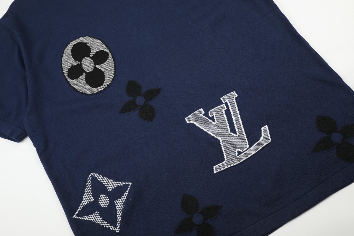 P85 「12 针提花版本」 LOUIS VUITTON*路易威登 【LV 四叶草字母嵌花针织短袖】 以大logo品牌标识做为点缀。成衣洗水-固色-固定版型。 短袖圆领衫为棉质混纺衣身渲染浓郁色调，并点缀嵌花图案。 版型还原原单 最大码数可穿210斤 宽松舒适无压力，品质拉满 实打实好货 。 上身简约易搭 ootd必备款 好看的衣服从不挑人 情侣衣柜必入推荐 尺码：XS-L 颜色：蓝色