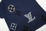 P85 「12 针提花版本」 LOUIS VUITTON*路易威登 【LV 四叶草字母嵌花针织短袖】 以大logo品牌标识做为点缀。成衣洗水-固色-固定版型。 短袖圆领衫为棉质混纺衣身渲染浓郁色调，并点缀嵌花图案。 版型还原原单 最大码数可穿210斤 宽松舒适无压力，品质拉满 实打实好货 。 上身简约易搭 ootd必备款 好看的衣服从不挑人 情侣衣柜必入推荐 尺码：XS-L 颜色：蓝色