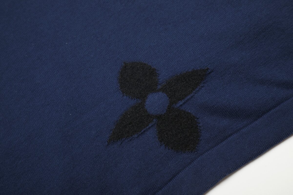 P85 「12 针提花版本」 LOUIS VUITTON*路易威登 【LV 四叶草字母嵌花针织短袖】 以大logo品牌标识做为点缀。成衣洗水-固色-固定版型。 短袖圆领衫为棉质混纺衣身渲染浓郁色调，并点缀嵌花图案。 版型还原原单 最大码数可穿210斤 宽松舒适无压力，品质拉满 实打实好货 。 上身简约易搭 ootd必备款 好看的衣服从不挑人 情侣衣柜必入推荐 尺码：XS-L 颜色：蓝色