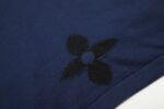 P85 「12 针提花版本」 LOUIS VUITTON*路易威登 【LV 四叶草字母嵌花针织短袖】 以大logo品牌标识做为点缀。成衣洗水-固色-固定版型。 短袖圆领衫为棉质混纺衣身渲染浓郁色调，并点缀嵌花图案。 版型还原原单 最大码数可穿210斤 宽松舒适无压力，品质拉满 实打实好货 。 上身简约易搭 ootd必备款 好看的衣服从不挑人 情侣衣柜必入推荐 尺码：XS-L 颜色：蓝色