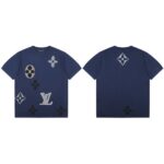 P85 「12 针提花版本」 LOUIS VUITTON*路易威登 【LV 四叶草字母嵌花针织短袖】 以大logo品牌标识做为点缀。成衣洗水-固色-固定版型。 短袖圆领衫为棉质混纺衣身渲染浓郁色调，并点缀嵌花图案。 版型还原原单 最大码数可穿210斤 宽松舒适无压力，品质拉满 实打实好货 。 上身简约易搭 ootd必备款 好看的衣服从不挑人 情侣衣柜必入推荐 尺码：XS-L 颜色：蓝色