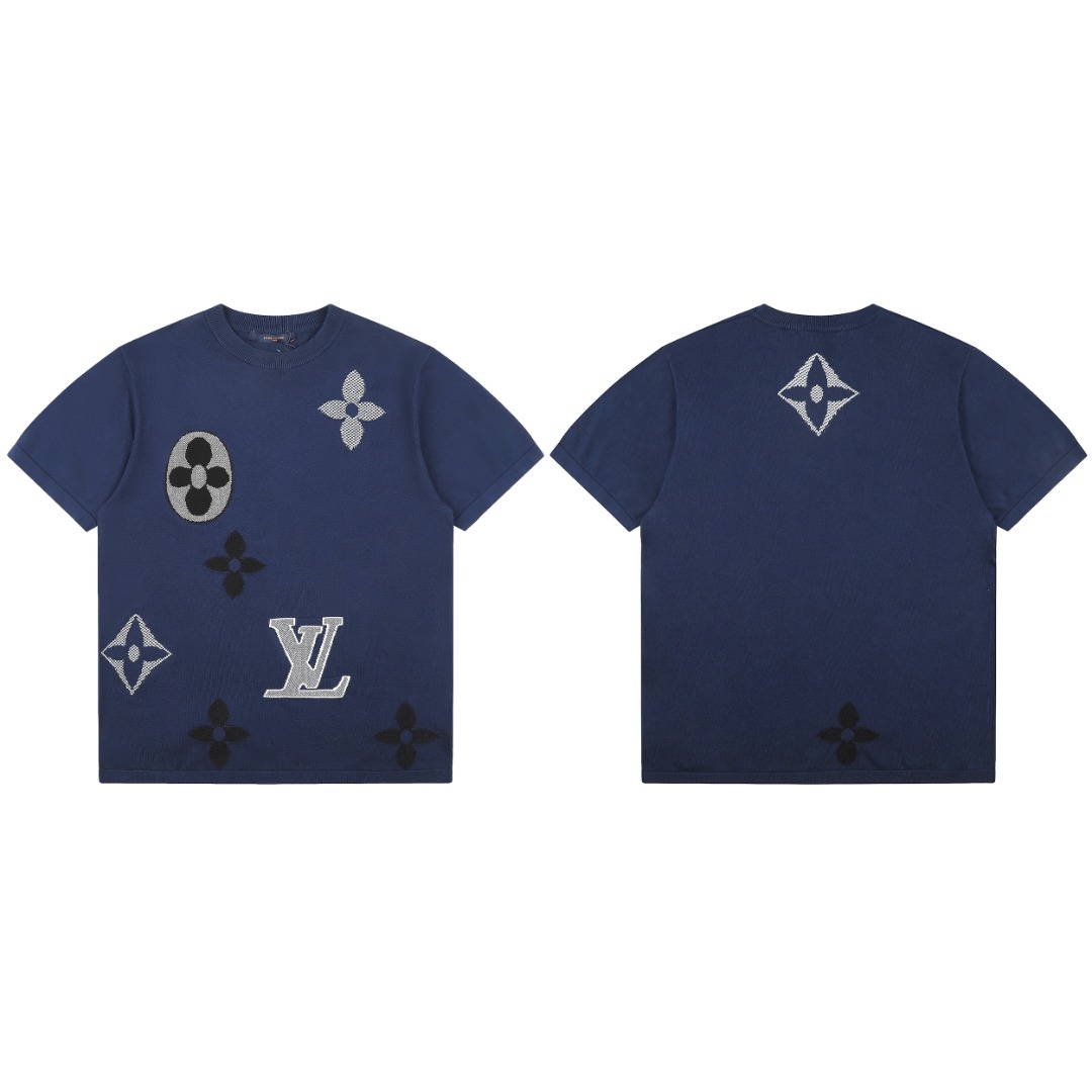 P85 「12 针提花版本」 LOUIS VUITTON*路易威登 【LV 四叶草字母嵌花针织短袖】 以大logo品牌标识做为点缀。成衣洗水-固色-固定版型。 短袖圆领衫为棉质混纺衣身渲染浓郁色调，并点缀嵌花图案。 版型还原原单 最大码数可穿210斤 宽松舒适无压力，品质拉满 实打实好货 。 上身简约易搭 ootd必备款 好看的衣服从不挑人 情侣衣柜必入推荐 尺码：XS-L 颜色：蓝色