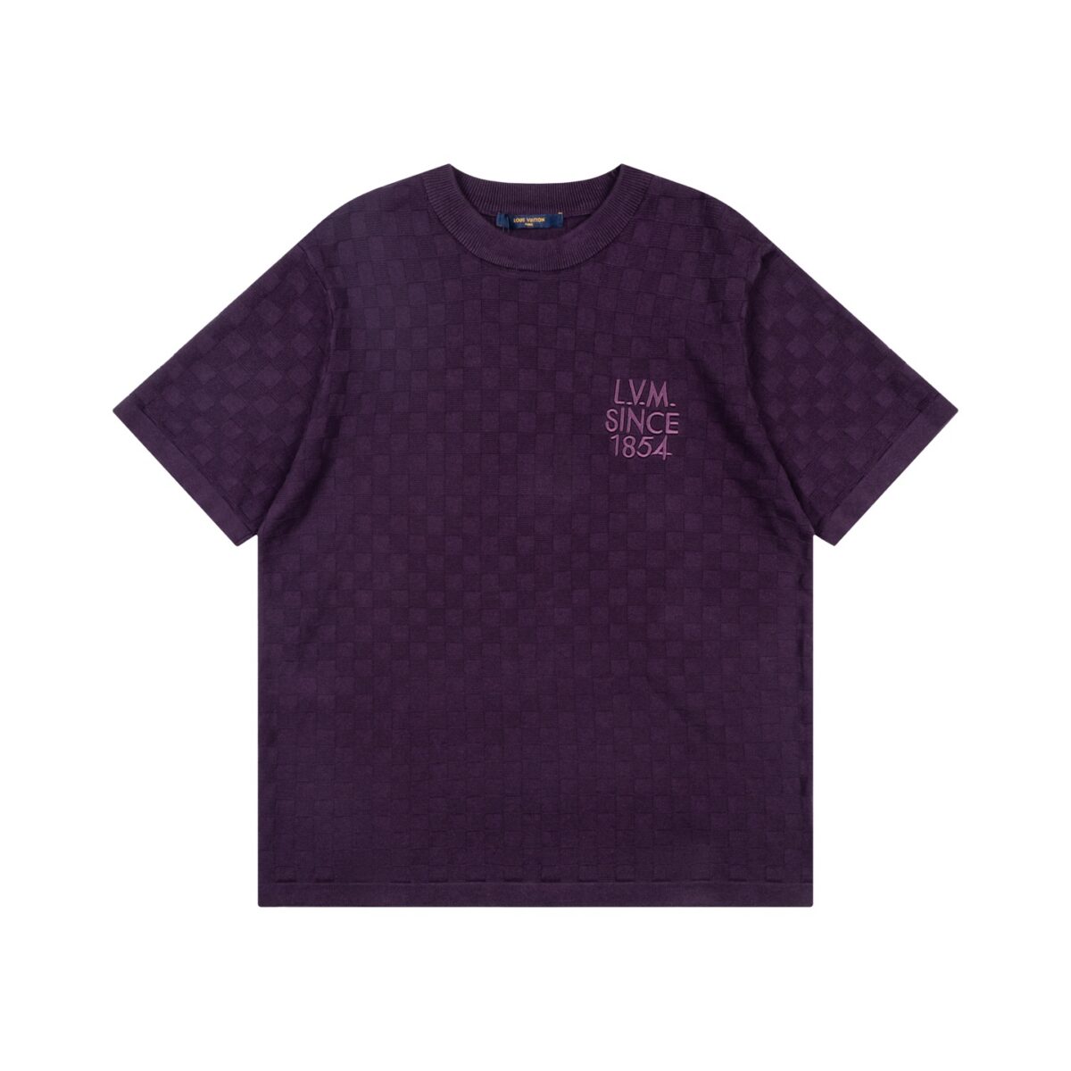 weigou_173634_0_84ac5976ca P85 「12 针提花版本」 LOUIS VUITTON*路易威登 【LV 棋盘格1854刺绣针织短袖T恤】 本款路易威登紫色针织短袖采用定制精纺羊毛混纺面料。 领口采用无缝圆筒罗纹工艺,经高温定型处理后不易松垮面料舒适柔软,颜色一致无色差。 版型还原原单 最大码数可穿210斤 宽松舒适无压力,品质拉满 实打实好货 。 上身简约易搭 ootd必备款 好看的衣服从不挑人 情侣衣柜必入推荐 尺码:XS-L 颜色:紫色