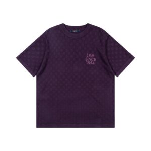 P85 「12 针提花版本」 LOUIS VUITTON*路易威登 【LV 棋盘格1854刺绣针织短袖T恤】 本款路易威登紫色针织短袖采用定制精纺羊毛混纺面料。 领口采用无缝圆筒罗纹工艺，经高温定型处理后不易松垮面料舒适柔软，颜色一致无色差。 版型还原原单 最大码数可穿210斤 宽松舒适无压力，品质拉满 实打实好货 。 上身简约易搭 ootd必备款 好看的衣服从不挑人 情侣衣柜必入推荐 尺码：XS-L 颜色：紫色