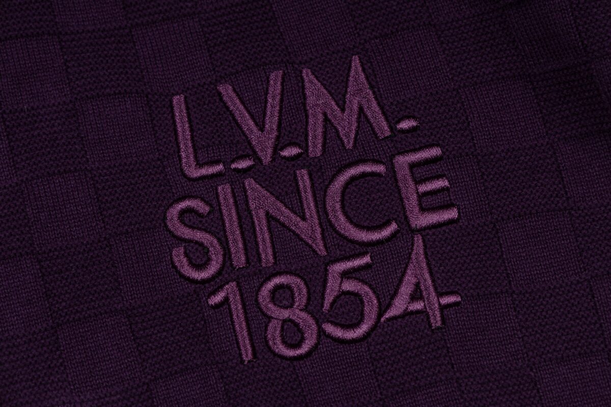 weigou_173634_3_9fabda9c45 P85 「12 针提花版本」 LOUIS VUITTON*路易威登 【LV 棋盘格1854刺绣针织短袖T恤】 本款路易威登紫色针织短袖采用定制精纺羊毛混纺面料。 领口采用无缝圆筒罗纹工艺,经高温定型处理后不易松垮面料舒适柔软,颜色一致无色差。 版型还原原单 最大码数可穿210斤 宽松舒适无压力,品质拉满 实打实好货 。 上身简约易搭 ootd必备款 好看的衣服从不挑人 情侣衣柜必入推荐 尺码:XS-L 颜色:紫色