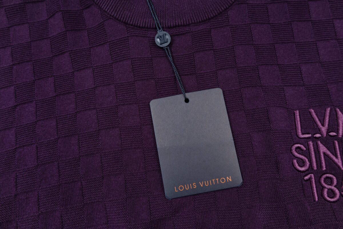 weigou_173634_4_61ebd67351 P85 「12 针提花版本」 LOUIS VUITTON*路易威登 【LV 棋盘格1854刺绣针织短袖T恤】 本款路易威登紫色针织短袖采用定制精纺羊毛混纺面料。 领口采用无缝圆筒罗纹工艺,经高温定型处理后不易松垮面料舒适柔软,颜色一致无色差。 版型还原原单 最大码数可穿210斤 宽松舒适无压力,品质拉满 实打实好货 。 上身简约易搭 ootd必备款 好看的衣服从不挑人 情侣衣柜必入推荐 尺码:XS-L 颜色:紫色