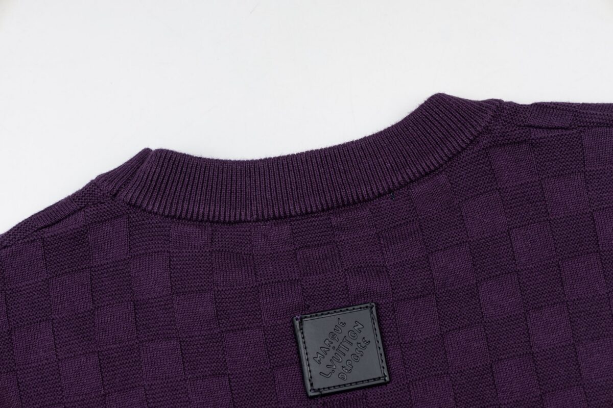 weigou_173634_8_acce332782 P85 「12 针提花版本」 LOUIS VUITTON*路易威登 【LV 棋盘格1854刺绣针织短袖T恤】 本款路易威登紫色针织短袖采用定制精纺羊毛混纺面料。 领口采用无缝圆筒罗纹工艺,经高温定型处理后不易松垮面料舒适柔软,颜色一致无色差。 版型还原原单 最大码数可穿210斤 宽松舒适无压力,品质拉满 实打实好货 。 上身简约易搭 ootd必备款 好看的衣服从不挑人 情侣衣柜必入推荐 尺码:XS-L 颜色:紫色