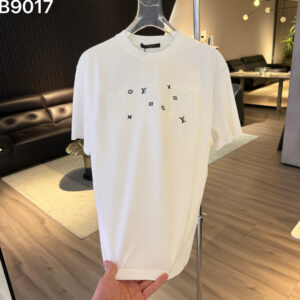 P85 高品质 LV 26ss新款刺绣工艺logo字母短袖 重工艺 面料- 采用270克双股精梳棉面料.索罗纳螺纹订织订染国标一级面料 辅料：官网原版三标logo 尺码： S - XXL 颜色：白色 黑色
