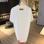 P85 高品质 LV 26ss新款刺绣工艺logo字母短袖 重工艺 面料- 采用270克双股精梳棉面料.索罗纳螺纹订织订染国标一级面料 辅料：官网原版三标logo 尺码： S - XXL 颜色：白色 黑色