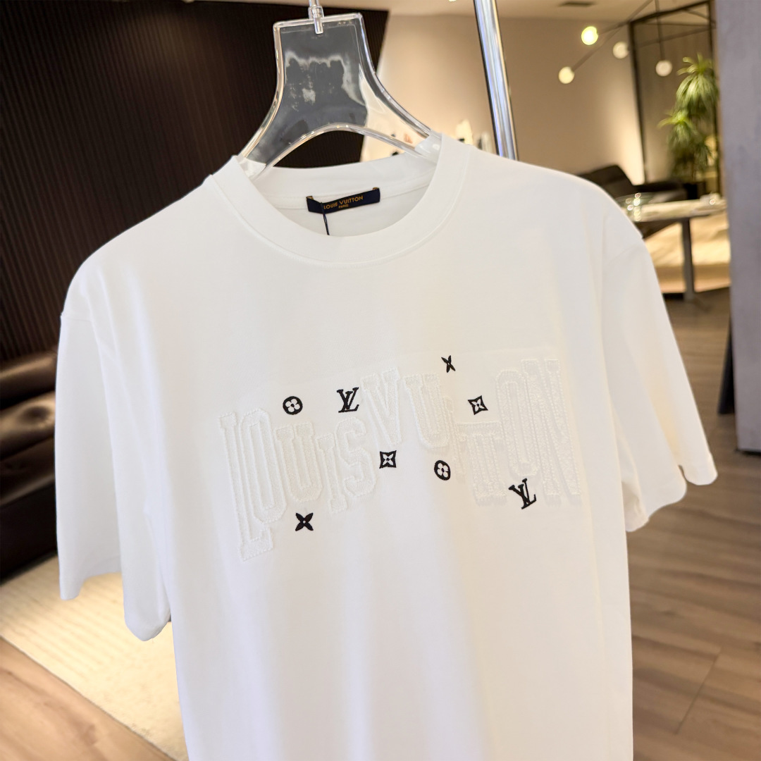 P85 高品质 LV 26ss新款刺绣工艺logo字母短袖 重工艺 面料- 采用270克双股精梳棉面料.索罗纳螺纹订织订染国标一级面料 辅料：官网原版三标logo 尺码： S - XXL 颜色：白色 黑色
