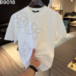 P85 高品质 LV 26ss新款刺绣工艺logo字母短袖 重工艺 面料- 采用270克双股精梳棉面料.索罗纳螺纹订织订染国标一级面料 辅料：官网原版三标logo 尺码： S - XXL 颜色：白色 黑色